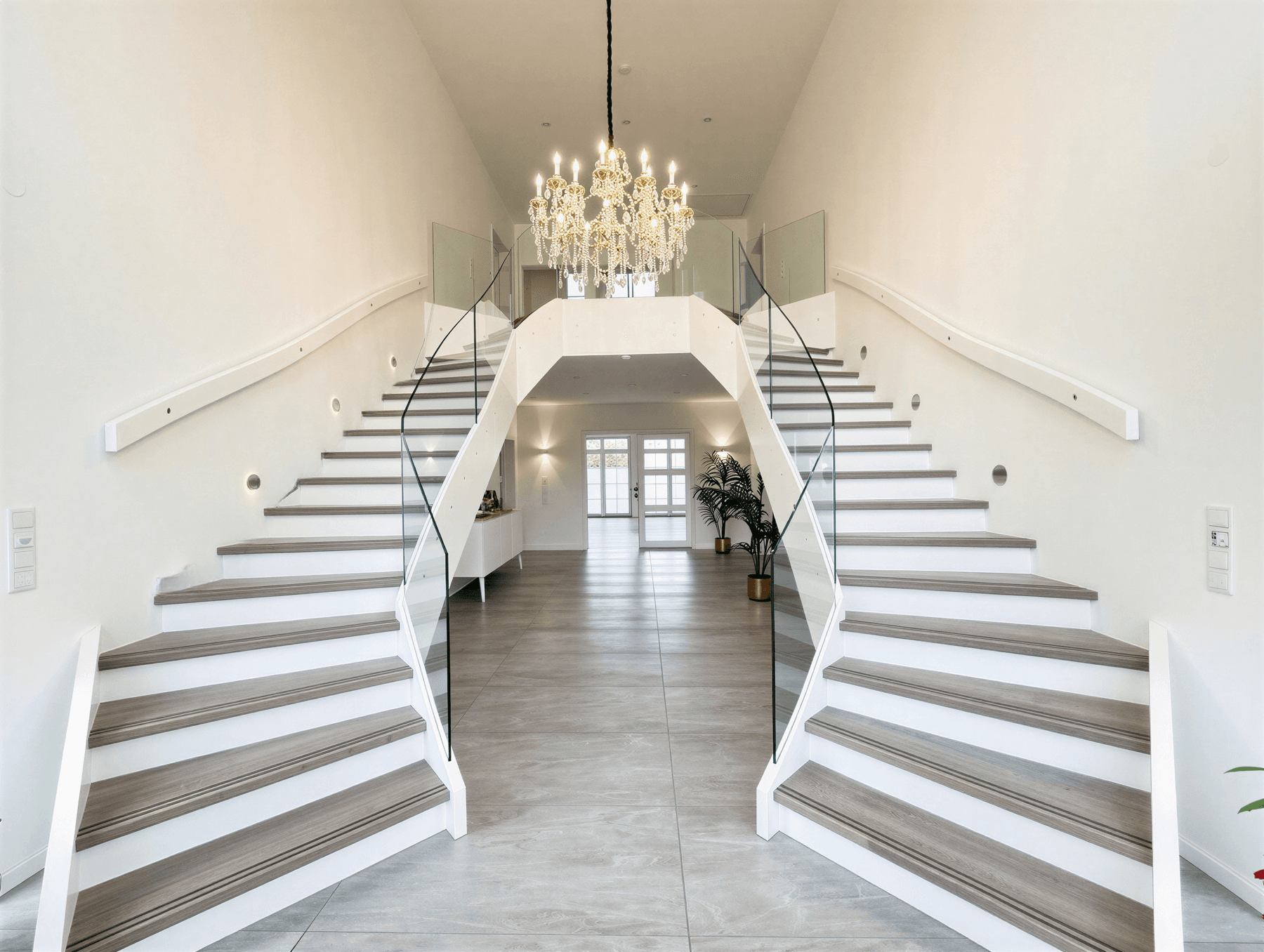 Architektenvilla mit 5,90 m Galeriehöhe, Galerie-Kronleuchter & 249 m² Wohnfläche, Bild 2