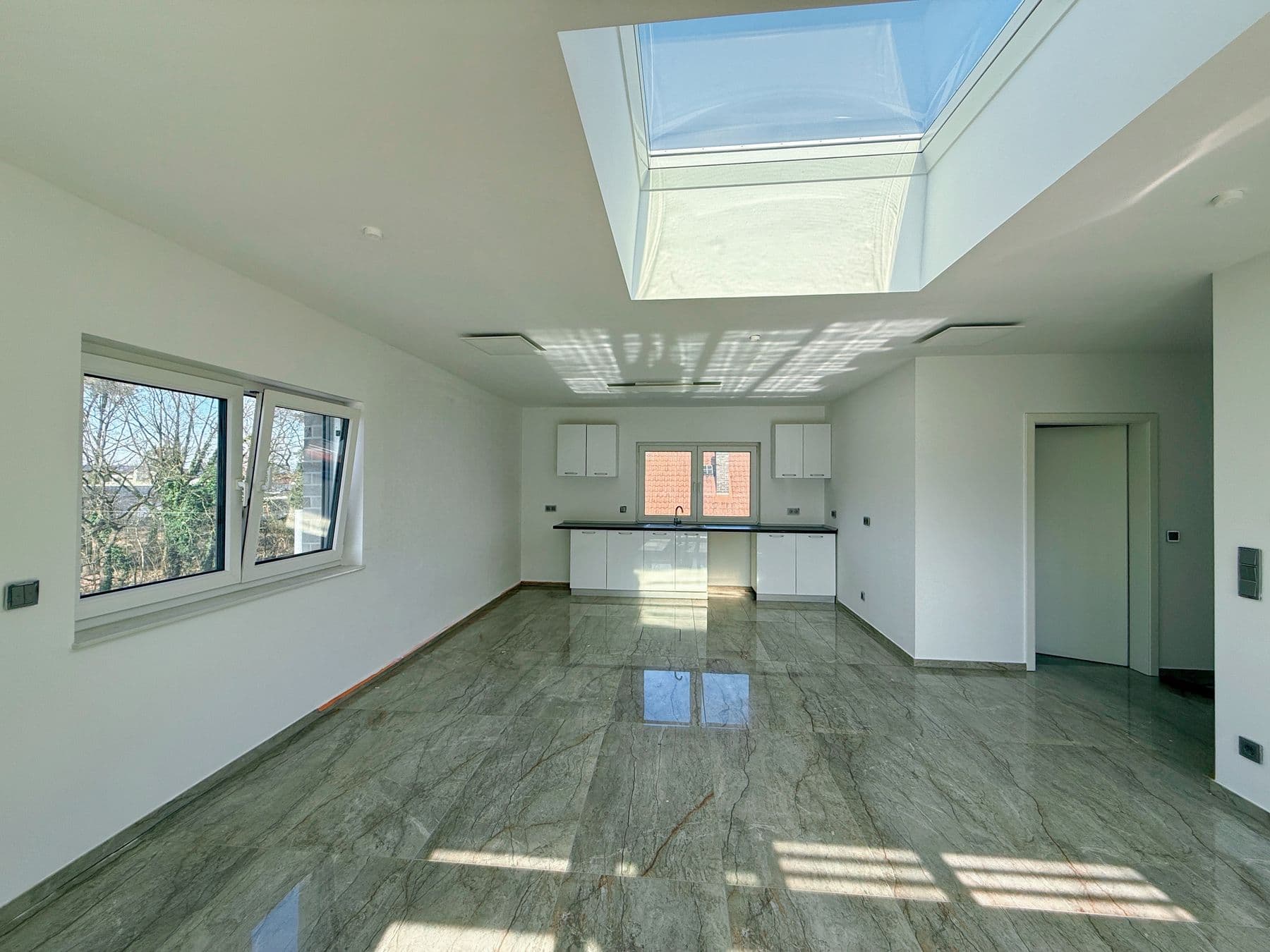 *Reserviert* Stillvolles 2- Zimmer- Penthouse mit viel Tageslicht, Bild 2